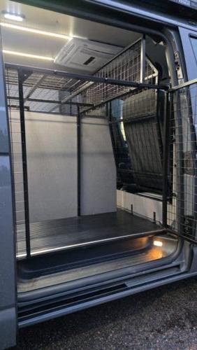Ammattitason koiravarustelu VW Transporteriin