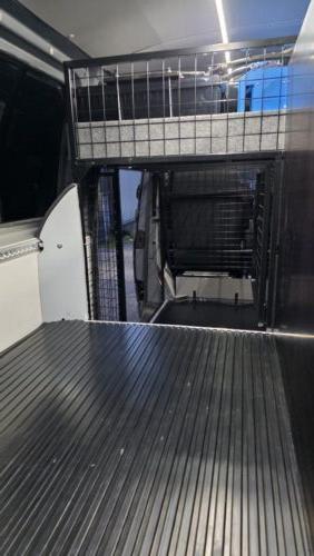 Ammattitason koiravarustelu VW Transporteriin