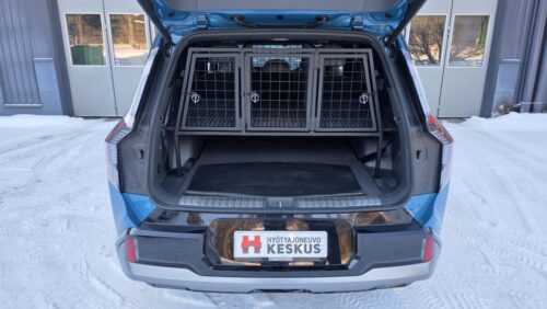 Koiranhäkki kolmelle pienelle koiralle Kia EV9 -henkilöauto