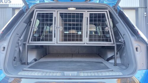 Koiranhäkki kolmelle pienelle koiralle Kia EV9 -henkilöauto