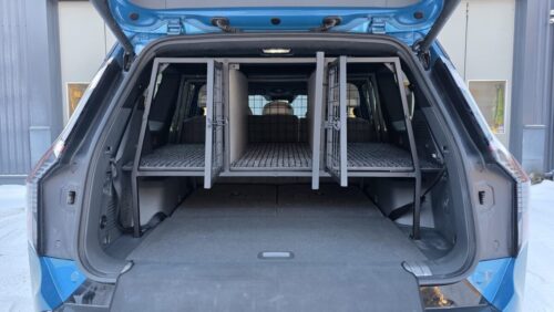 Koiranhäkki kolmelle pienelle koiralle Kia EV9 -henkilöauto
