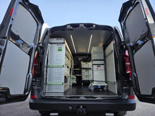 Festool Oy VW Transporter T7 huoltoauto Festoolin omalla Systainer säilytysjärjestelmällä