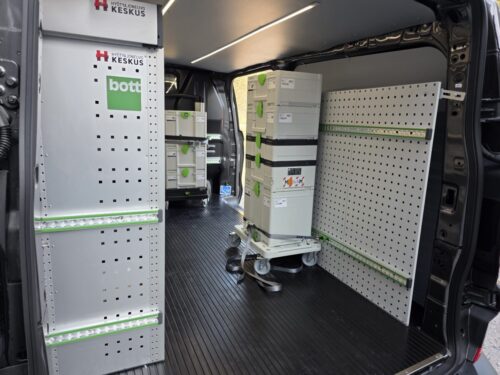 Festool Oy VW Transporter T7 huoltoauto Festoolin omalla Systainer säilytysjärjestelmällä