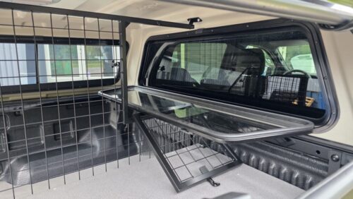 Ford Ranger DC musta Aeroklas lavakate, sähköinen kattotuuletin, bott vetolaatikko #10933