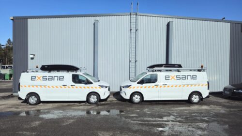 Exane Oy kaksi huoltoajoneuvoksi varusteltua Ford Customia