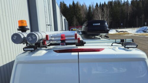 Exane Oy kaksi huoltoajoneuvoksi varusteltua Ford Customia