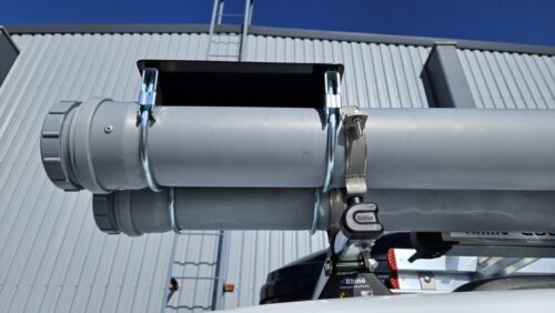 Exane Oy kaksi huoltoajoneuvoksi varusteltua Ford Customia