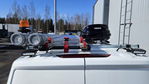 Exane Oy kaksi huoltoajoneuvoksi varusteltua Ford Customia
