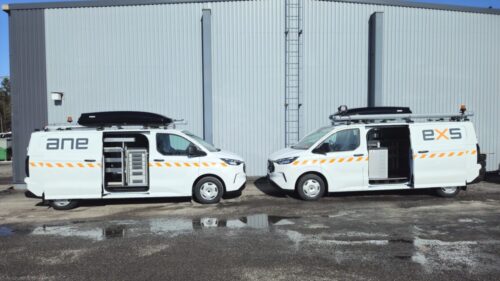 Exane Oy kaksi huoltoajoneuvoksi varusteltua Ford Customia