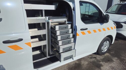 Exane Oy kaksi huoltoajoneuvoksi varusteltua Ford Customia