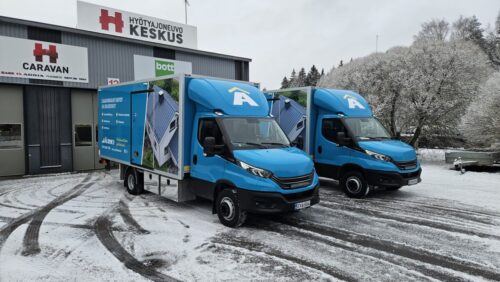 Järki-Saneeraus Oy – kaksi työmaakalustettua kuorma-autoa kattosaneerauksiin