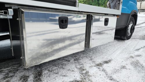 Järki-Saneeraus Oy – kaksi työmaakalustettua kuorma-autoa kattosaneerauksiin