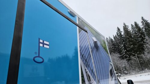 Järki-Saneeraus Oy – kaksi työmaakalustettua kuorma-autoa kattosaneerauksiin