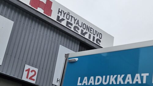 Järki-Saneeraus Oy – kaksi työmaakalustettua kuorma-autoa kattosaneerauksiin