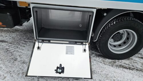 Järki-Saneeraus Oy – kaksi työmaakalustettua kuorma-autoa kattosaneerauksiin