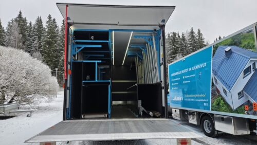 Järki-Saneeraus Oy – kaksi työmaakalustettua kuorma-autoa kattosaneerauksiin