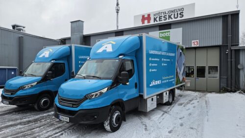 Järki-Saneeraus Oy – kaksi työmaakalustettua kuorma-autoa kattosaneerauksiin