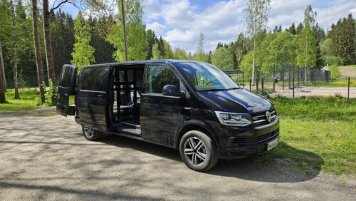 Koira-ammattilaiselle varusteltu kolmen häkin VW Transporter