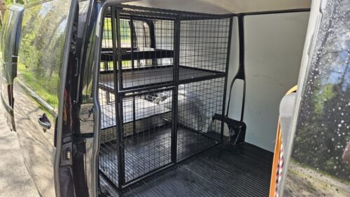 Koira-ammattilaiselle varusteltu kolmen häkin VW Transporter