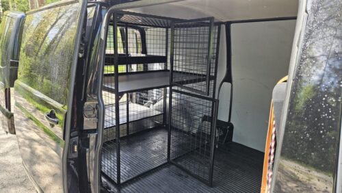 Koira-ammattilaiselle varusteltu kolmen häkin VW Transporter