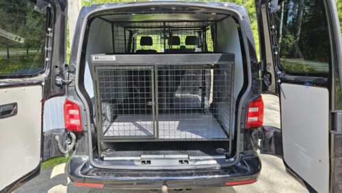 Koira-ammattilaiselle varusteltu kolmen häkin VW Transporter