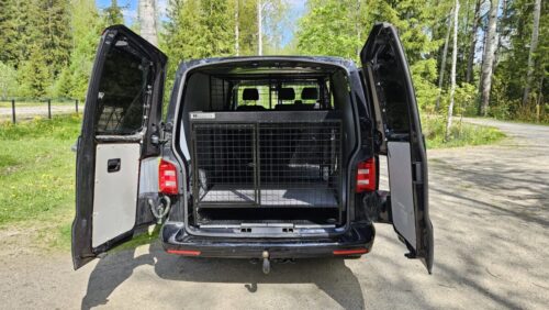 Koira-ammattilaiselle varusteltu kolmen häkin VW Transporter