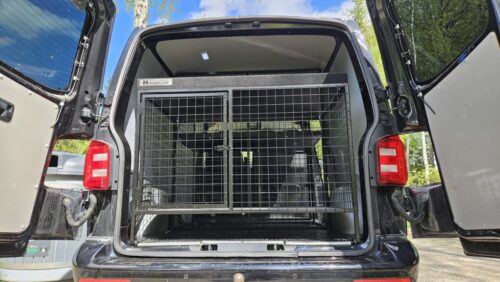 Koira-ammattilaiselle varusteltu kolmen häkin VW Transporter