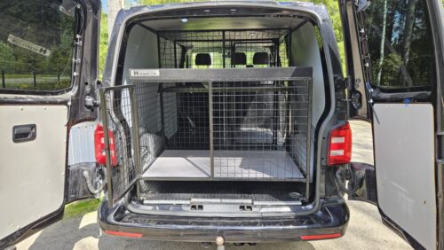 Koira-ammattilaiselle varusteltu kolmen häkin VW Transporter