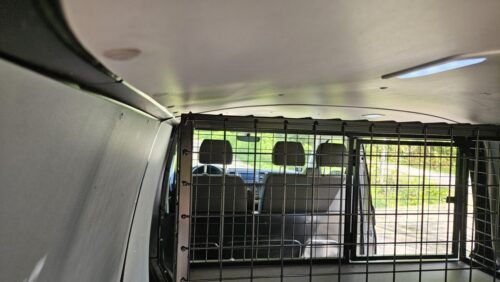 Koira-ammattilaiselle varusteltu kolmen häkin VW Transporter