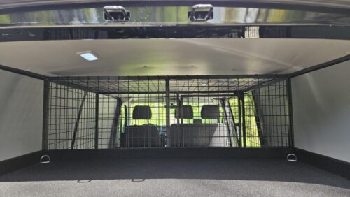 Koira-ammattilaiselle varusteltu kolmen häkin VW Transporter