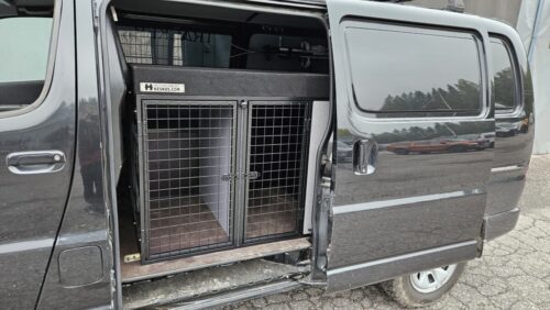 Koirahäkki kahdelle koiralle Hiacen tavaratilassa