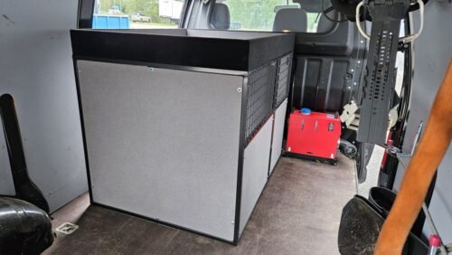 Koirahäkki kahdelle koiralle Hiacen tavaratilassa
