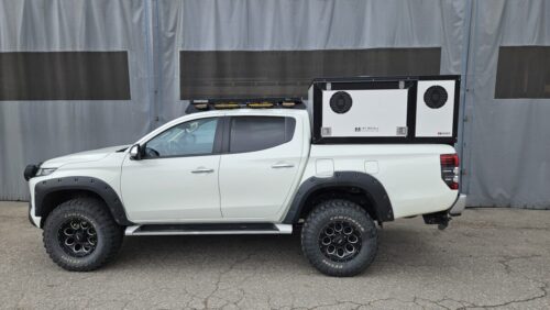 Mitsubishi L200 koirahäkki lavan päällä