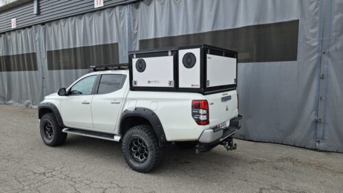 Mitsubishi L200 koirahäkki lavan päällä