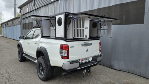 Mitsubishi L200 koirahäkki lavan päällä