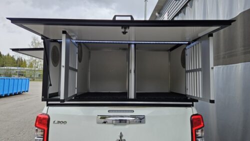 Mitsubishi L200 koirahäkki lavan päällä