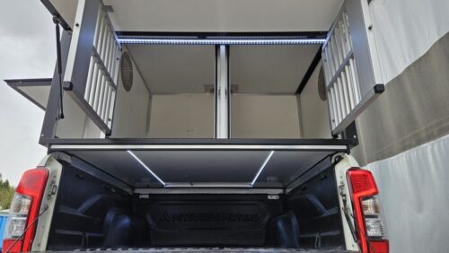 Mitsubishi L200 koirahäkki lavan päällä
