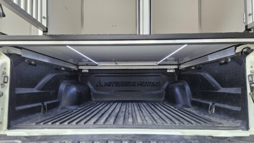 Mitsubishi L200 koirahäkki lavan päällä