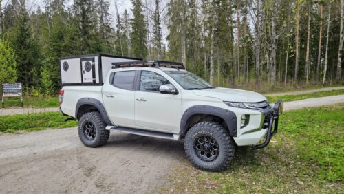 Mitsubishi L200 koirahäkki lavan päällä