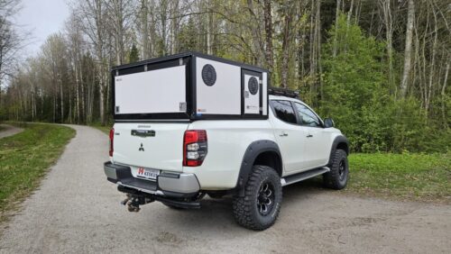 Mitsubishi L200 koirahäkki lavan päällä