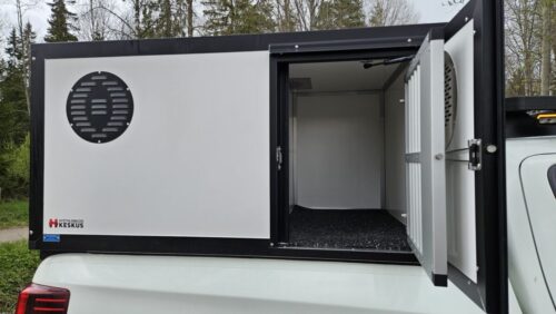 Mitsubishi L200 koirahäkki lavan päällä