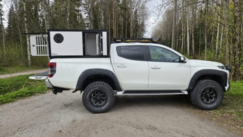 Mitsubishi L200 koirahäkki lavan päällä