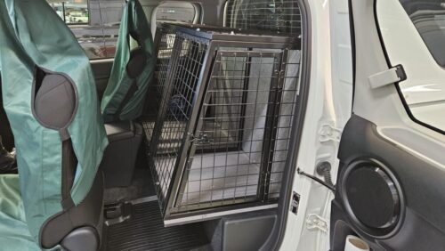 Toyota Hilux Extra Cab koirahäkki kahdelle koiralle