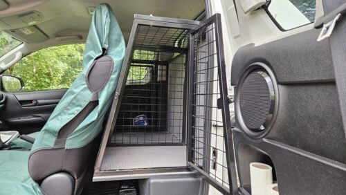Toyota Hilux Extra Cab koirahäkki kahdelle koiralle