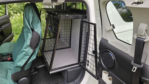 Toyota Hilux Extra Cab koirahäkki kahdelle koiralle