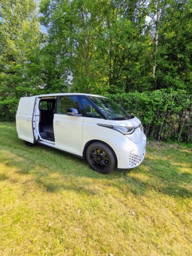 Valkoinen ID Buzz koira-auto